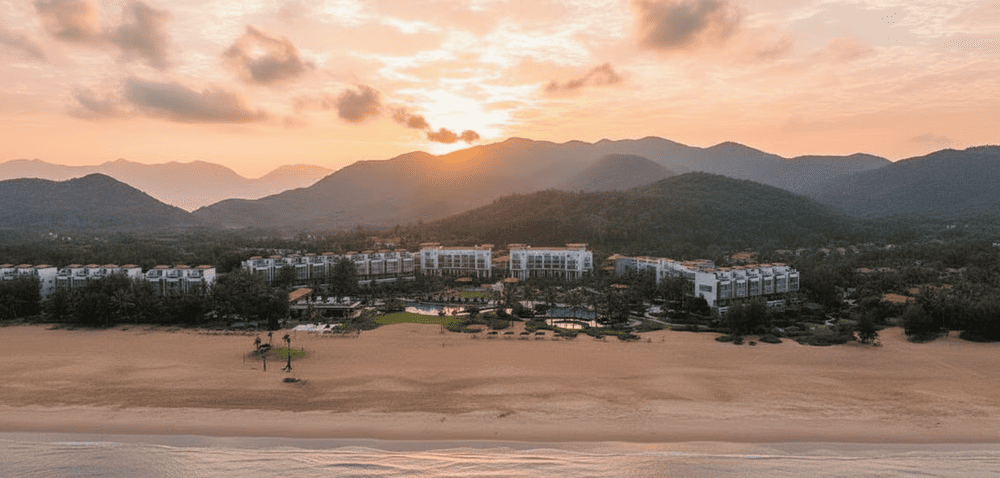 Lăng Cô vẫn giữ được nét hoang sơ với những bờ biển dài, yên tĩnh và ít người qua lại